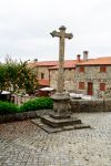 Monumento in granito con la croce davanti alla chiesa di Linhares da Beira, Portogallo.

