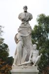 Monumento in marmo a Sir William John Clarke a Melbourne, Australia, nei pressi della Parliament House - © icosha / Shutterstock.com