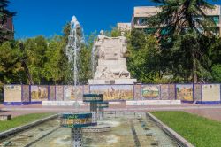 Il monumento in piazza Spagna a Mendoza, Argentina. La città è caratterizzata da ampi viali alberati e da un reticolo di vie rettilinee che si incrociano perpendicolarmente.
