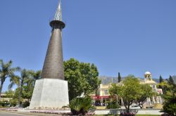Monumento ricoperto da lastre di rame a Marbella, Spagna. A progettare la realizzazione di questa lanterna sono stati gli architetti Barrios e Cepedano - © monysasu / Shutterstock.com