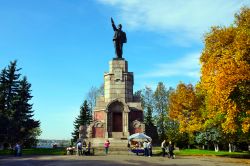 Fra i monumenti più significativi che si possono ammirare durante il tour a Kostroma non può mancare quello all'amato Lenin, rivoluzionario e politico russo (poi sovietico) ...