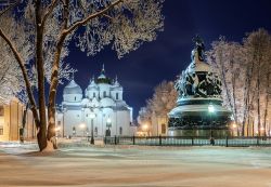 Il monumento Millennio della Russia con la cattedrale di Santa Sofia sullo sfondo, Velikij Novgorod (Russia).

