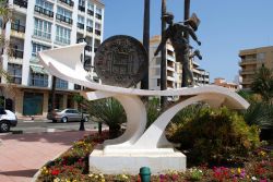 Monumento scultura alla Peseta nel centro di Estepona, provincia di Malaga, Spagna. Questa moneta è stata la valuta della Spagna e di Andorra precedentemente all'Euro, sino cioè ...