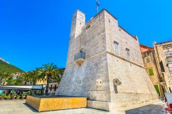 Monumento storico in piazza Komiza, isola di Vis, Croazia. Quest'isola dell'Adriatico situata al largo di Spalato è stata location per alcune scene del film Mamma Mia 2! Ci risiamo, ...