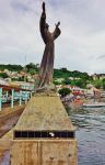 Monumento sul lungomare di St.George's, Grenada. E' dedicato a San Giorgio, santo patrono d'Inghilterra, rappresentato con le mani alzate verso il cielo - © EQRoy / Shutterstock.com ...