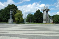 Monumenti a Adam Mickiewicz e alle Vittime del Giugno 1956 a Poznan, Polonia - La statua dedicata al poeta polacco e l'opera scultorea in onore degli operai della città che perirono ...