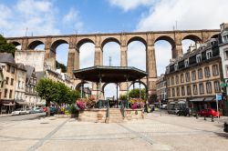 Morlaix, Francia: veduta del viadotto ferroviario, opera di ingegneria che si affaccia maestosa sulla città vecchia e sul porto - © Oscity / Shutterstock.com