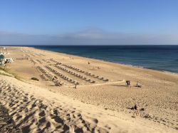 Distesa di sabbia bianca di Jandia Playa (o Morro Jable) a Fuerteventura, Spagna - Alcuni turisti prima di recarsi in questa parte di Fuerteventura, ossia quella situata più a sud, si ...