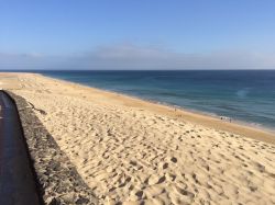La famosa sabbia bianca di Morro Jable, Fuerteventura, Spagna - Guardando questa fotografia sembra che questa spiaggia non stia aspettando altro di essere calpestata. Che si tratti di bambini, ...