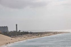 Il faro del litorale di Morro Jable, Fuerteventura, Spagna - In quest'immagine spicca tutto di questa bellissima parte di costa situata nella parte più a sud di Fuerteventura. Si ...