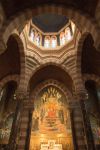 Mosaici dietro l'altare nella cappella di St. Claude de la Colombiere a Paray-le-Monial, Francia - © DyziO / Shutterstock.com