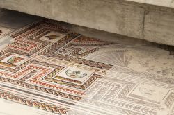 Mosaici romani nel villaggio medievale di Medinaceli, provincia di Soria, Spagna, durante interventi di restauro - © Ana del Castillo / Shutterstock.com