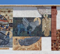 Mosaici sulla facciata della chiesa di Nostra Signora delle Nevi a Calpe, Spagna.


