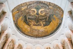 Mosaico del nono secolo in stile carolingio a Germigny-des-Pres, nei Loiret, in Francia