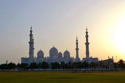 La vista della Grande Moschea di Abu Dhabi al tramonto è uno di quegli spettacoli che tutti dovrebbero vedere almeno una volta nella vita. La sua sagoma si staglia contro il cielo infuocato ...