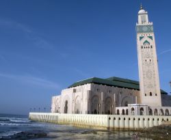 Una delle caretteristiche più celebri della Moschea Hassan II di Casablanca è il suo gigantesco minareto, alto 210 metri, il più alto del mondo. Vista la sua posizione in ...