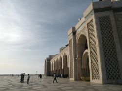 La Grande Moschea di Hassan II a Casablanca, famosa per il suo pavimento in vetro con vista oceano. Fu completata nel 1993 in onore dell'allora re del Marocco.