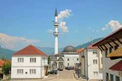 Moschea del Sultano nella città di Plav, Montenegro. Fra le case di questa località del nord est del Montenegro si innalza il minareto della moschea. La popolazione è a ...