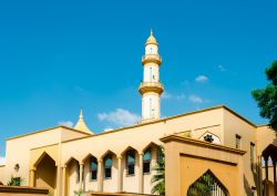 Moschea e minareto color giallo pastello nella città di Lilongwe, Malawi, in una giornata di sole.

