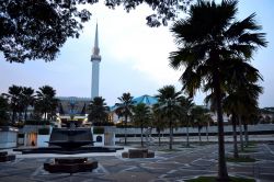 Moschea nazionale, Kuala Lumpur: conosciuta con l nome locale di Masjid Negara, è il principale luogo di culto dei musulmani. La sua cupola a forma di ombrello ha diciotto punte, che ...