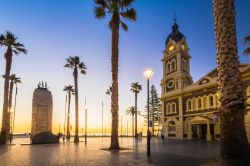 Moseley Square al tramonto con il Pioneer Memorial nel sobborgo di Glenelg, Adelaide (Australia) - © amophoto_au / Shutterstock.com