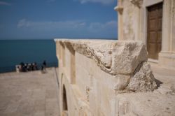 Motivi scultorei della cattedrale di Trani, Puglia. L'edificio religioso è stato costruito con tufo estratto dalle cave della città, di colore roseo chiarissimo, quasi bianco.
 ...