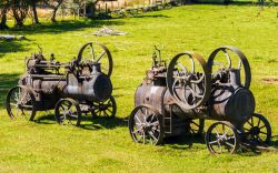 Motori a vapore nel prato di un museo a Puerto Varas, Cile.

