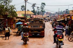 Motorini e camion in una strada di Kampala dopo la pioggia, Uganda (Africa) - © Dennis Wegewijs / Shutterstock.com