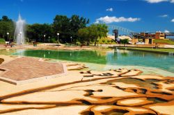 Mud Island, Memphis (Tennessee): un modello in scala del fiume Mississipi che sfocia in una piscina costruita per rappresentare il golfo del Messico - © James Kirkikis / Shutterstock.com ...