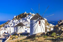 Mulini a vento a Serifos, Grecia. I caratteristici mulini a vento intonacati di bianco che si trovano nel territorio di quest'isola delle Cicladi. Sullo sfondo la capitale Chora - © ...