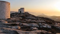 Mulini a vento nel villaggio di Chora a Amorgos, Grecia. La luce del tramonto impreziosisce questo sperone roccioso su cui sorgono alcuni dei tradizionali mulini a vento presenti nel territorio ...