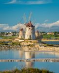 Mulini a vento nella riserva naturale "Saline dello Stagnone" nei pressi di Marsala, Sicilia.
