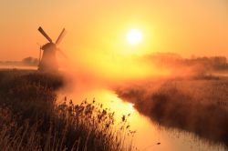 Mulino a vento tra la nebbia a Groningen, Paesi Bassi - © SanderStock /  iStockphoto LP