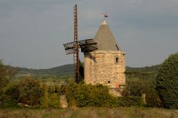 Mulino a vento a Gordes, Francia - Fra gli incontri tipici di questa zona della Provenza vi sono anche i mulini a vento che si innalzano nelle campagne circondati da campi e coltivazioni © ...