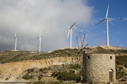 Impianto eolico a Naxos, Grecia - La brezza che soffia in questa terra greca mette in funzione i tanti mulini a vento ancora oggi attrazioni turistiche di Naxos © baldovina / Shutterstock.com ...
