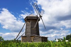 Mulino a vento a Suzdal, Russia - Fra i manufatti più caratteristici costruiti interamente in legno e ospitati nel grande Museo delle Architetture di Suzdal ci sono anche mulini a vento ...
