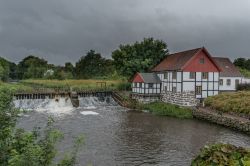 Mulino ad acqua nella città di Saeby, Danimarca. Questa bella cittadina nel nord dello Jutland è circondata da un'incantevole natura.
