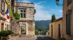 Il centro storico di Menerbes, Francia. Sulla sinistra, l'ingresso del Palazzo Municipale.


