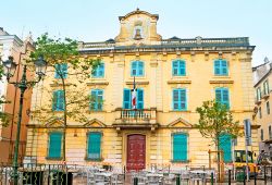 Municipio di Bastia, Corsica. Si trova in Place du Marché, vicino al vecchio porto, l'elegante palazzo che ospita l'Hotel de Ville di Bastia - © eFesenko / Shutterstock.com ...