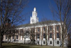 Municipio di Burlington, Vermont, Stati Uniti. Il palazzo comunale spicca per la bella torre dell'orologio. 



