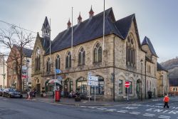 Il Municipio (Town Hall) di Llangollen (Galles) si trova in Castle Street. L'edificio fu costruito nel 1867 - foto © D Pimborough / Shutterstock.com