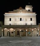 Il Municipio di Montefalco by night, Umbria. Il portico a pilastri ottagonali rifiniti da capitelli con larghe foglie d'acanto è sovrastato da una grande terrazza da cui si gode uno ...