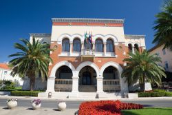 Municipio di Porec, Croazia. Il bell'edificio di Parenzo che ospita al suo interno la sede del governo municipale cittadino - © Mikhail Nekrasov / Shutterstock.com