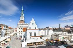 Municipio di Poznan, Polonia - Fu l'architetto svizzero Giovanni Battista di Quadro a realizzare attorno al 1550 l'odierno edificio del Municipio di Poznan. L'attuale torre venne ...