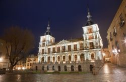 Il Palazzo Municipale di Toledo domina la Plaza del Ayuntamiento. Costruito nei secoli XVI e XVII sul progetto di Juan Herrera, a cui si deve l'aspetto austero della facciata, l'edificio ...