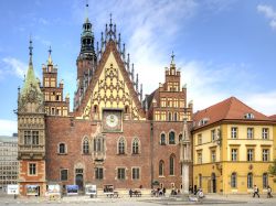 Dettaglio del Municipio di Breslavia, Polonia - La bella facciata orientale del palazzo del Municipio è datata attorno al 1500: ha un frontone con una ricca decorazione gotica e una cresta ...