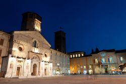 Municipio e cattedrale a Reggio Emilia, Emilia Romagna. Una suggestiva immagine notturna del centro storico cittadino.


