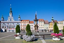 Municipio e fontana sorgono sulla piazza principale di Ceske Budejovice, in Boemia. Si tratta di una delle piazze più grandi di tutta la Repubblica Ceca - foto © kaprik / Shutterstock.com ...