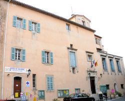 Il Municipio e l'Ufficio del Turismo di Saint-Cezaire-sur-Siagne, suggestivo comune francese affacciato sulle gole della Siagne, fiume che sfocia nel Mar Mediterraneo dopo un tortuoso percorso ...