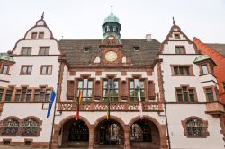 Il palazzo dell'attuale municipio (Altes Rathaus) di Friburgo in Brisgovia (Germania) fu costruito nel 1559 - foto © katatonia82 / Shutterstock.com